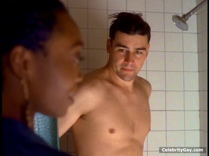 Kyle Chandler Nude. 