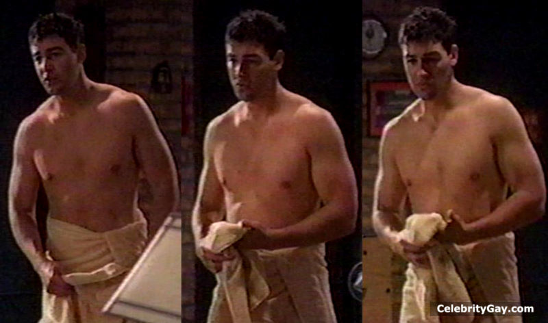 Kyle Chandler Nude. 