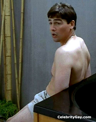 Kyle Chandler Nude. 