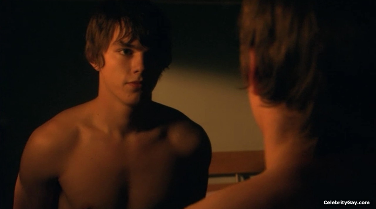 Nicholas Hoult Nude. 