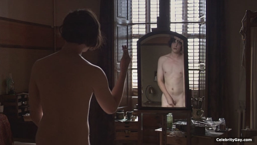 Robert Pattinson Nude. 